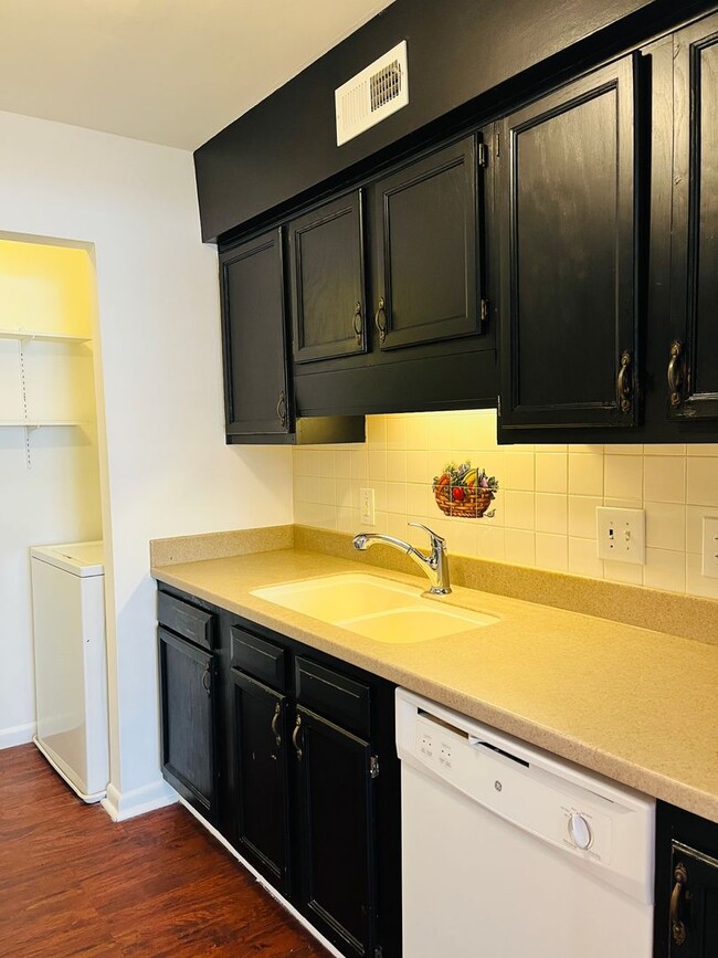 Building Photo - 2BR Townhome in N Raleigh