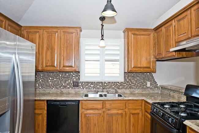 Building Photo - 608 Coopers Hawk Dr