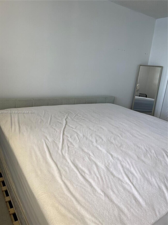 Building Photo - 2910 Point E Dr