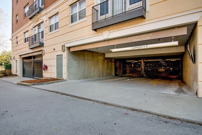 Building Photo - Awesome 1BE/1BA Condo in the heart of West End!