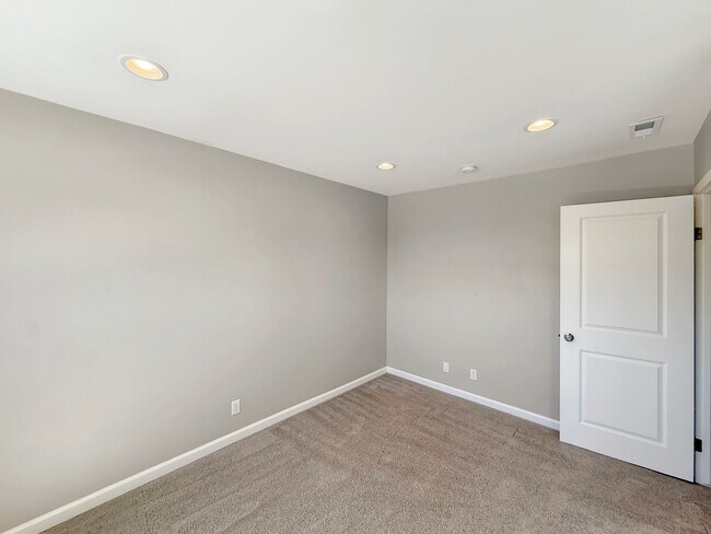 Building Photo - Great 2B/1BA Townhome in Escondido!