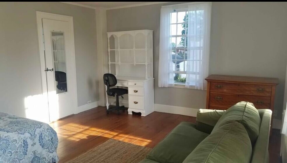 Building Photo - 18 Town House Rd