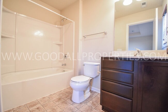 Building Photo - Check out this Beautiful 2 Bedroom, 2.5 Bath end unit Townhome in West Des Moines