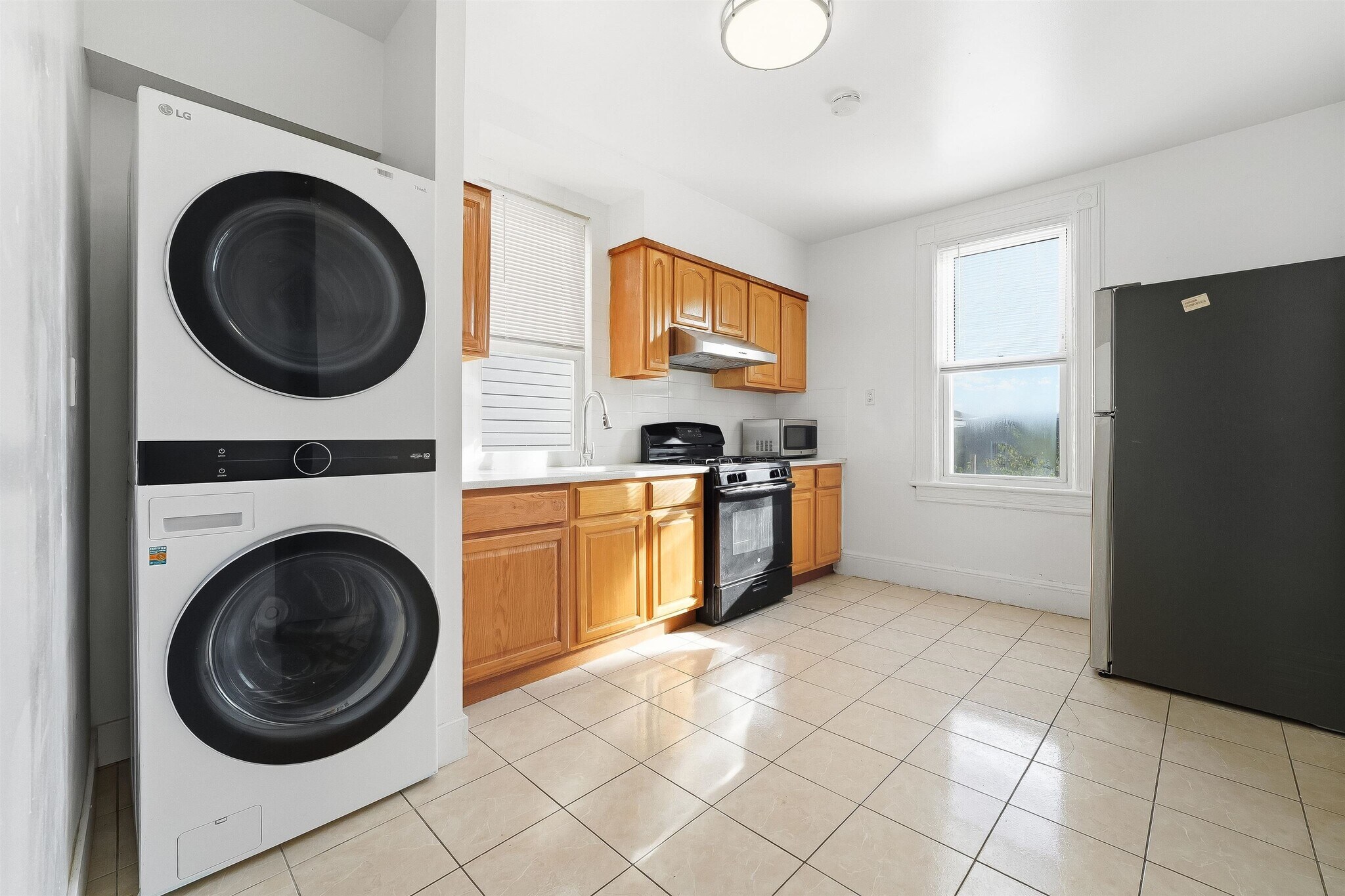 Building Photo - 525 7th St