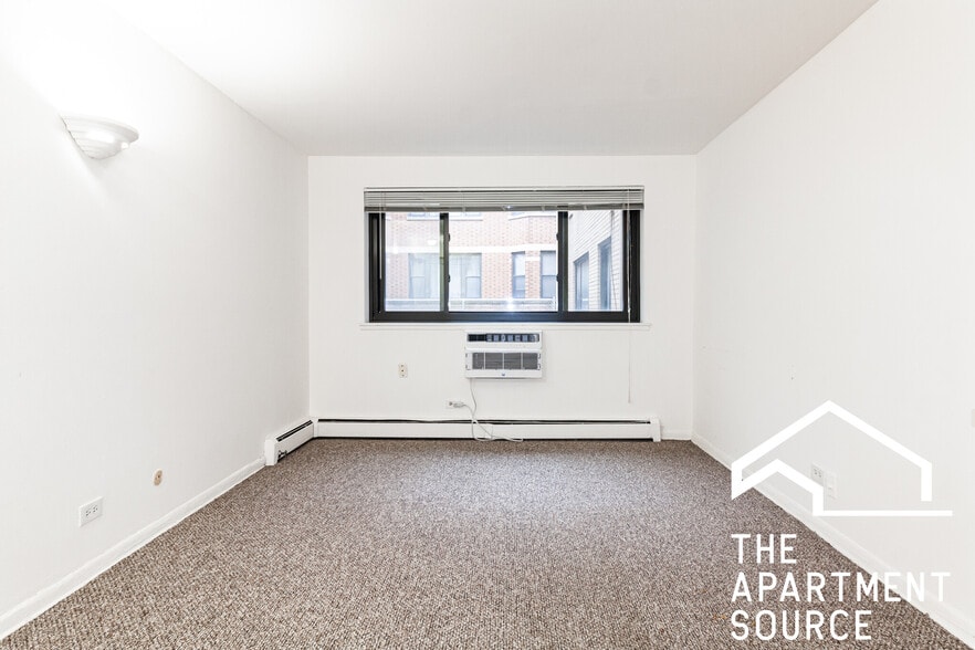 Building Photo - 540 W Roscoe St