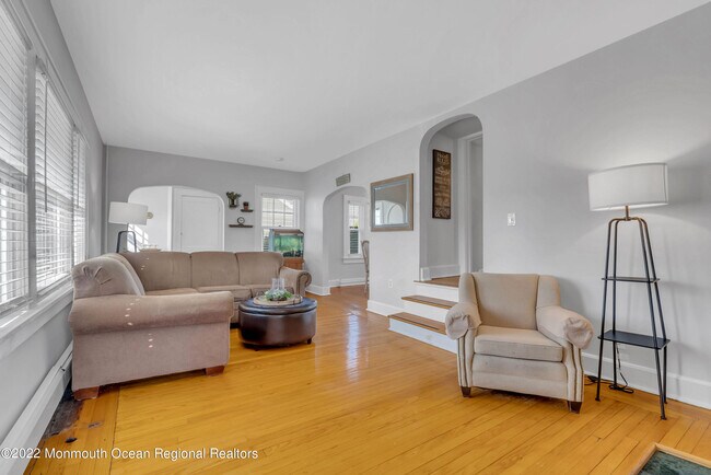 Building Photo - 102 Dixon Ave