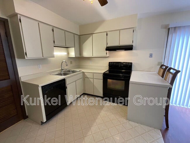Building Photo - 102 Kingsway Dr