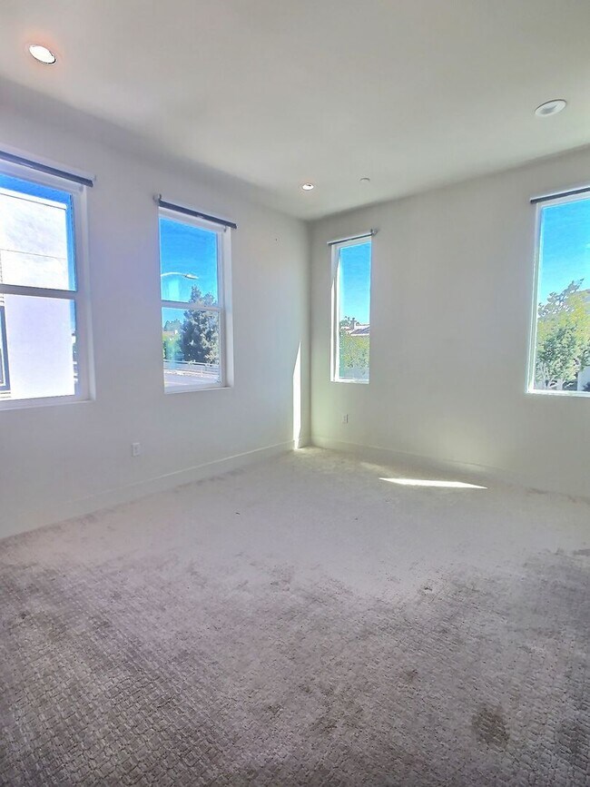 Building Photo - Bright 2 Bedroom Townhome in Downtown San Jose