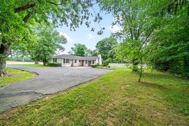 Building Photo - 4 Bedroom Country Style Home For Rent!