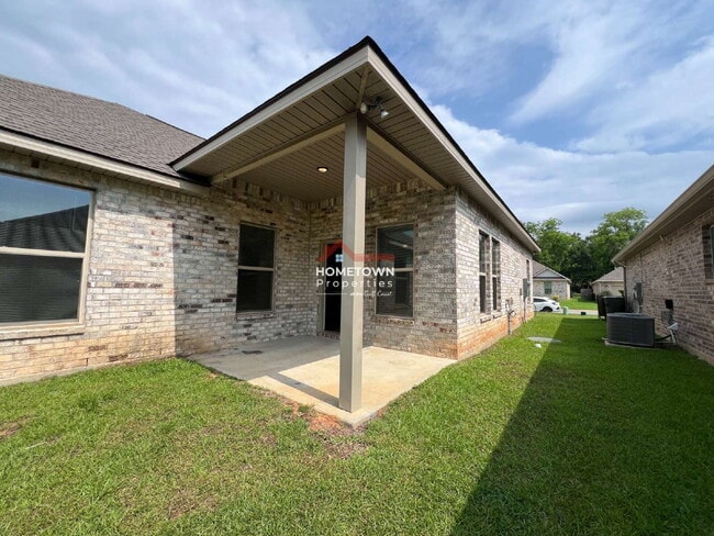 Building Photo - Beautiful 3 bedroom home centrally located...