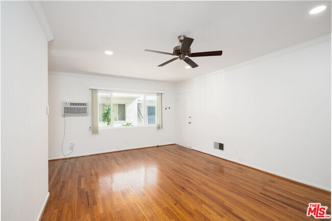 Building Photo - 256 S Doheny Dr