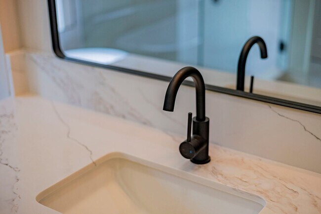 Building Photo - Fully Furnished! Prestige Luxury Single 5b...
