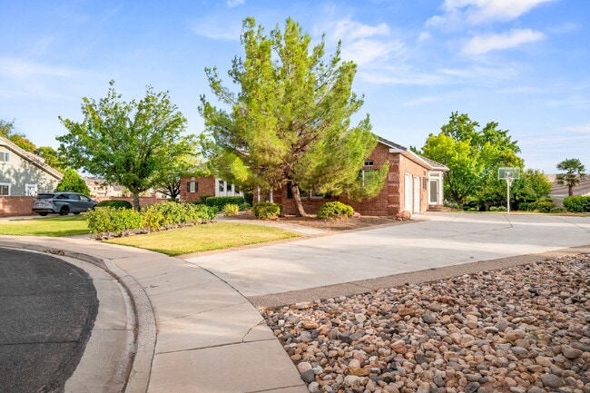Building Photo - "Spacious 4-Bedroom, 4.5 Bathroom 4792 sq. ft. Retreat with Scenic Views and Cozy Fireplace in St...