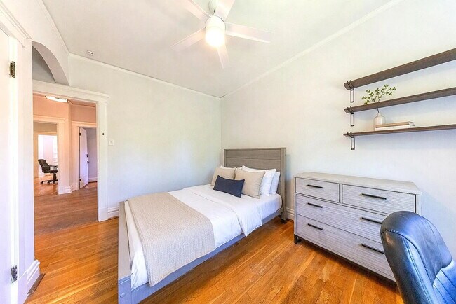 Building Photo - Gorgeous U-City Pershing Ave 4 bedroom/3 bath GEM - Fully Furnished with CLASS AND ELEGANCE - Mus...