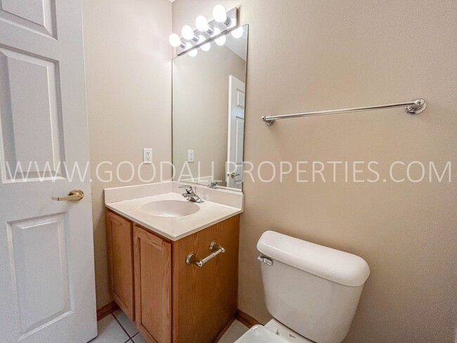 Building Photo - 2 Bedroom 1.5 Bathroom Townhome in West De...