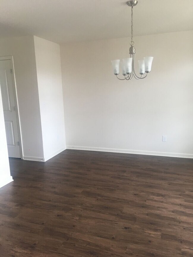 Building Photo - 3BR 2.5BA Garden Home with 2-Car Garage