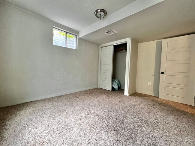 Building Photo - Beautifully Remodeled 5 Bed 2 Bath House i...