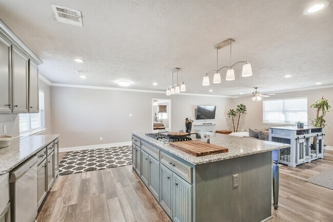 Building Photo - 24237 Creekwood Dr