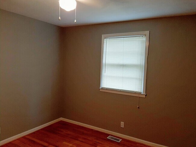 Building Photo - 105 Travis St