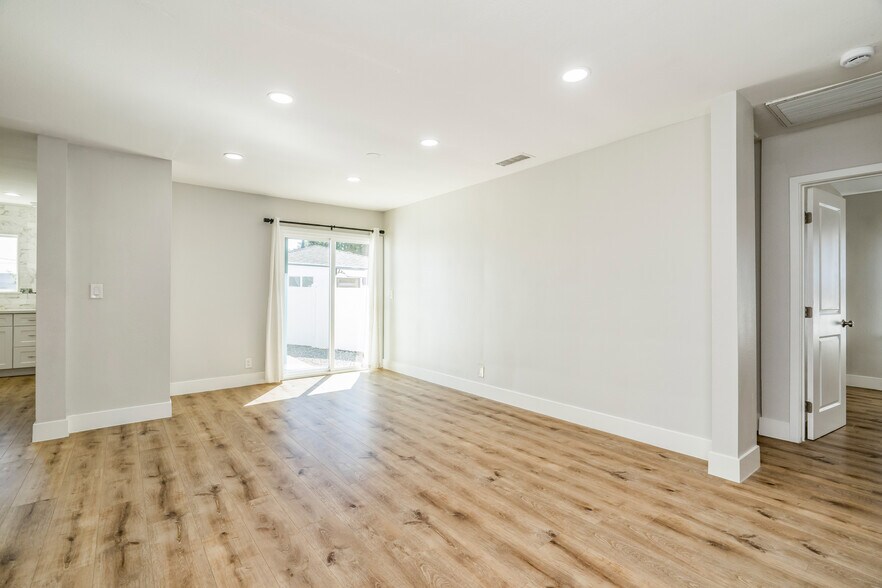 Building Photo - 6714 Amigo Ave