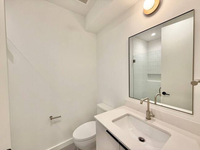 Building Photo - **OFFERING REFUNDABLE APPLICATION FEES & $300 MOVE IN PROMOTION** Beautiful 3BD, 3.5BA Downtown R...