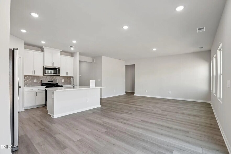 Building Photo - Room in House on Hoff Ct