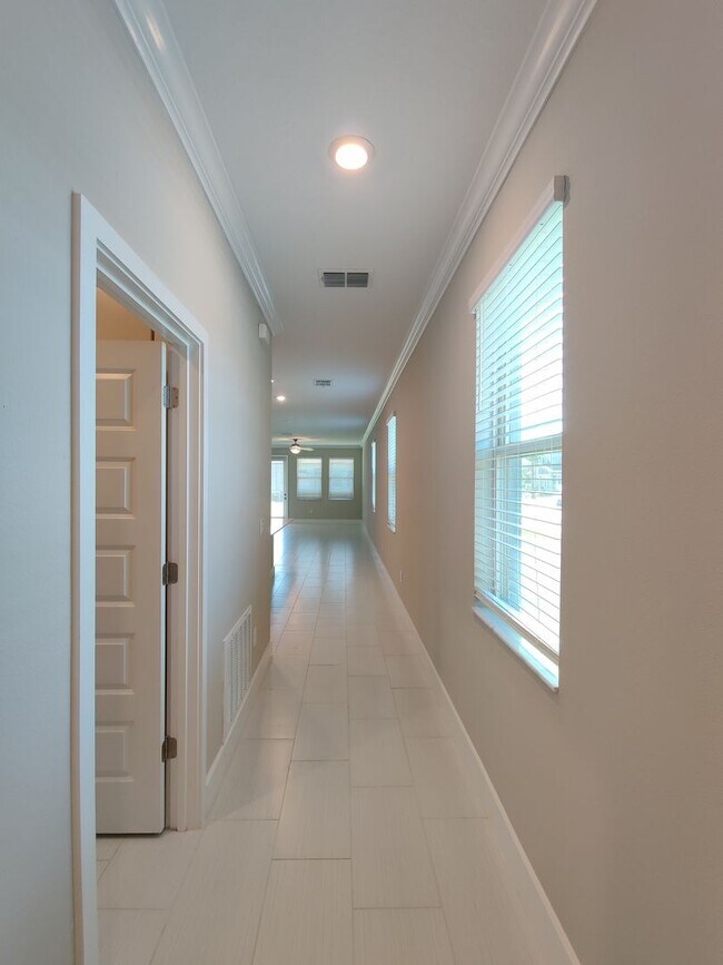 Building Photo - 9570 Little Bluestem Dr