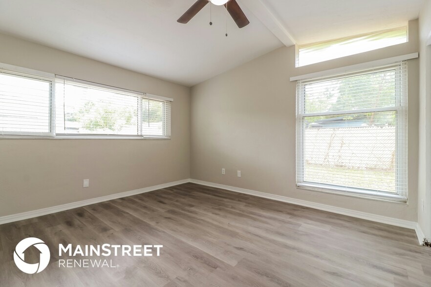 Building Photo - 827 E River Dr