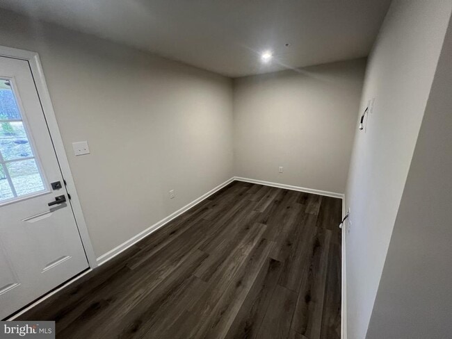 Building Photo - 1180 W Walnut Rd