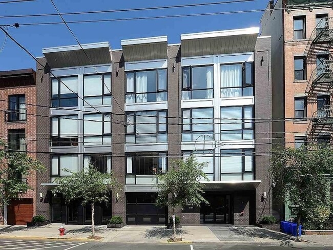 Building Photo - 511 Madison St