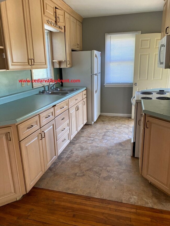 Building Photo - 2 Bedroom 1 Bath Home with 2 single stall ...