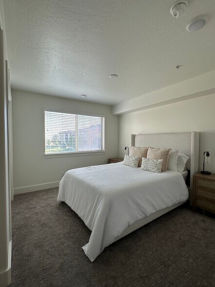 Building Photo - 1055 W 1033 N