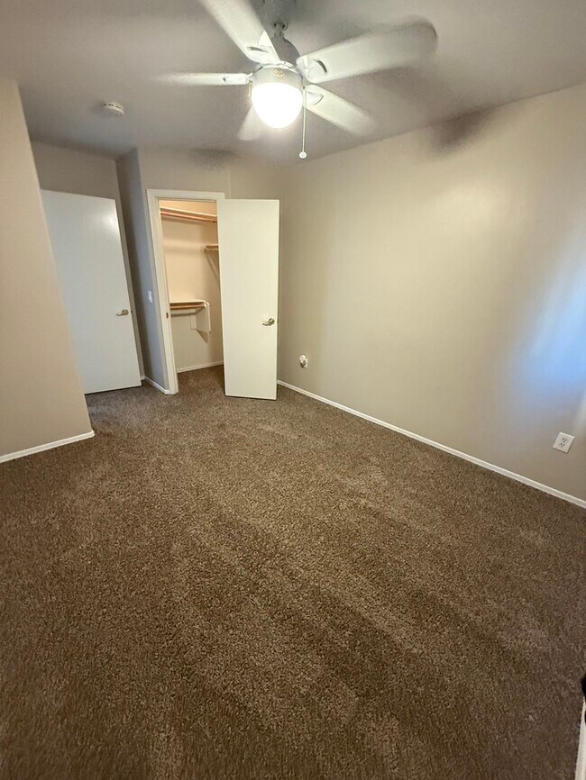 Building Photo - HOUSE FOR RENT