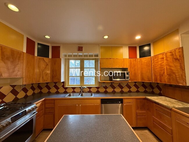 Building Photo - Stunning South Hill Home