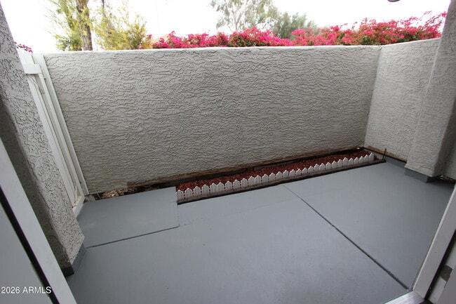 Building Photo - 850 S River Dr