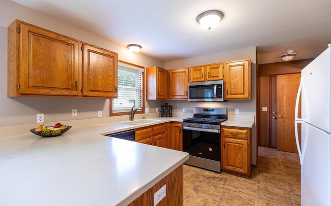 Building Photo - 878 Sky Ridge Dr