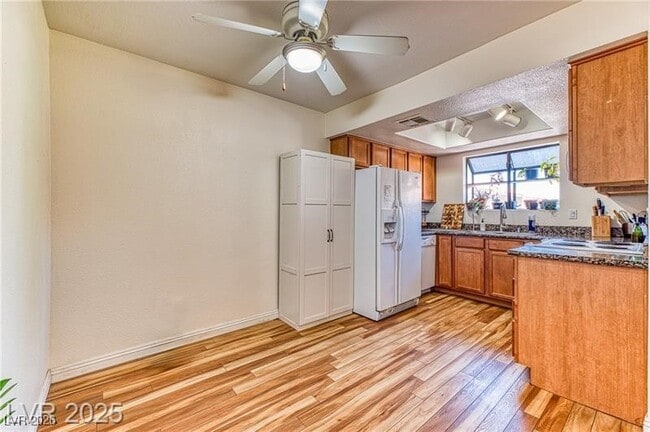 Building Photo - 7200 W Pirates Cove Rd