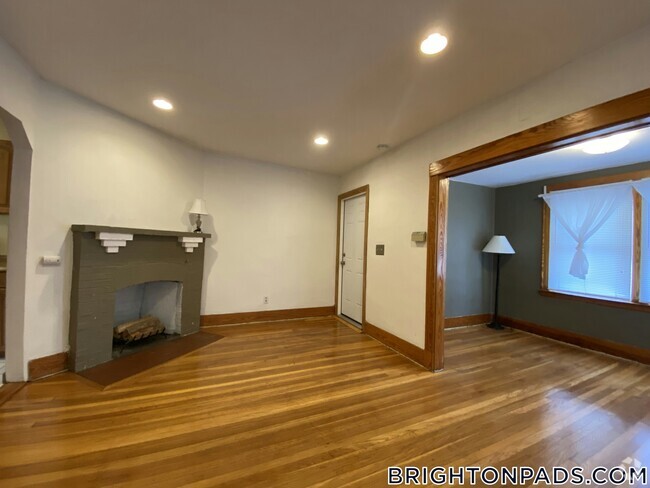 Building Photo - 27 S Crescent Circuit