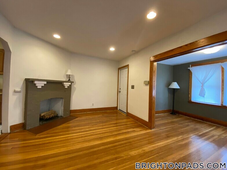 Building Photo - 27 S Crescent Circuit