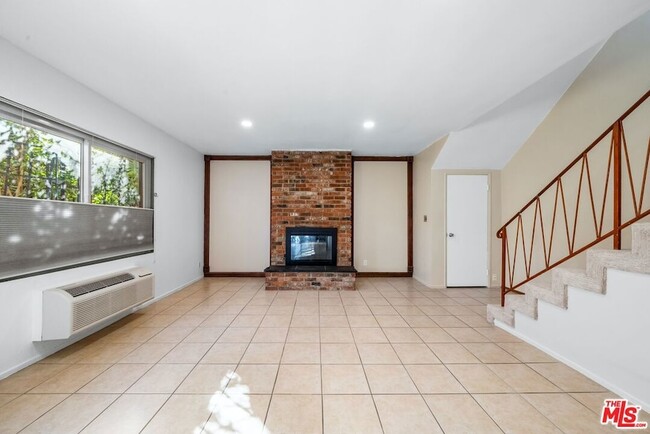 Building Photo - 11585 Riverside Dr