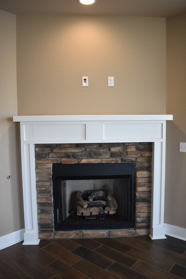 Building Photo - 4 Bedroom 3.5 Bath In The Heart of Fayetteville!