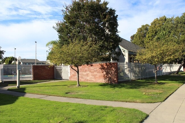 Building Photo - Waterfront 3 Bedroom and 2 1/2 Bath Home i...