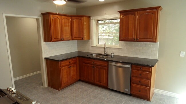 Building Photo - Old Towne Orange Single-Story 2BR, 1BA w/ ...