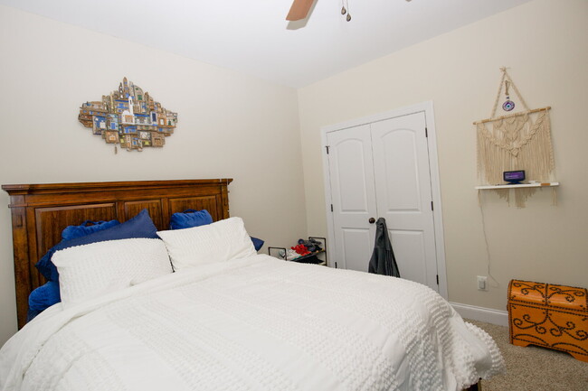 Building Photo - "Beautifully Designed, spacious 2400 Sq. F...
