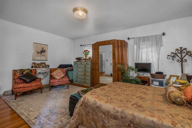 Master bedroom - 609 S Highland Ave