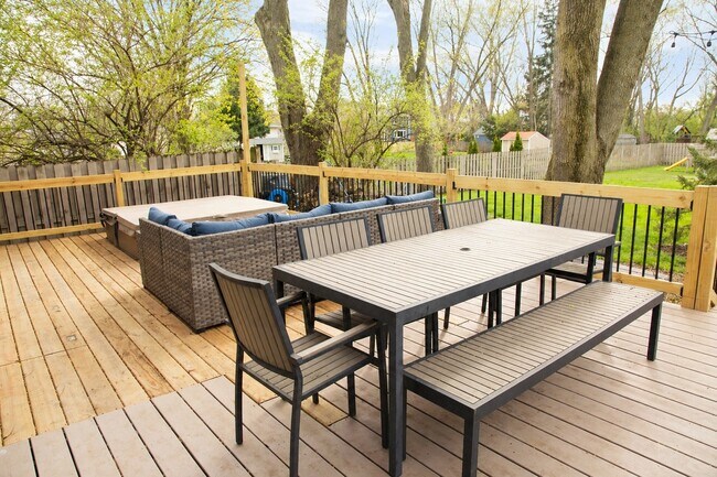 Building Photo - 2S316 Arrowhead Dr