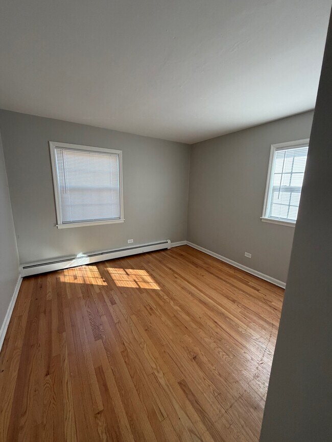 Building Photo - Colonial Gardens