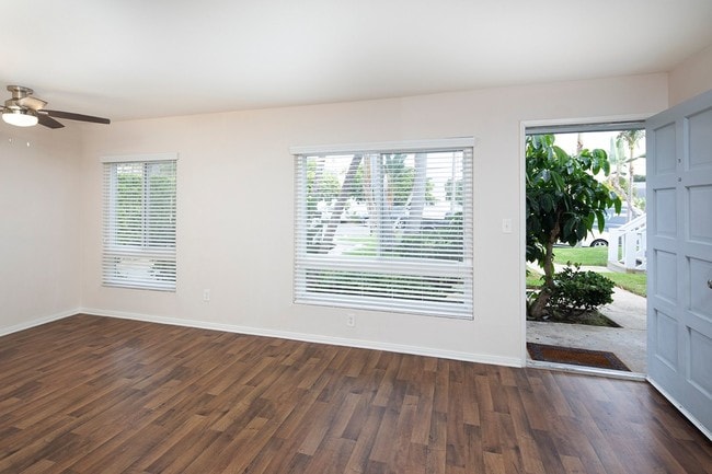 Building Photo - Large 2BR in Pacific Beach w/ a Fireplace