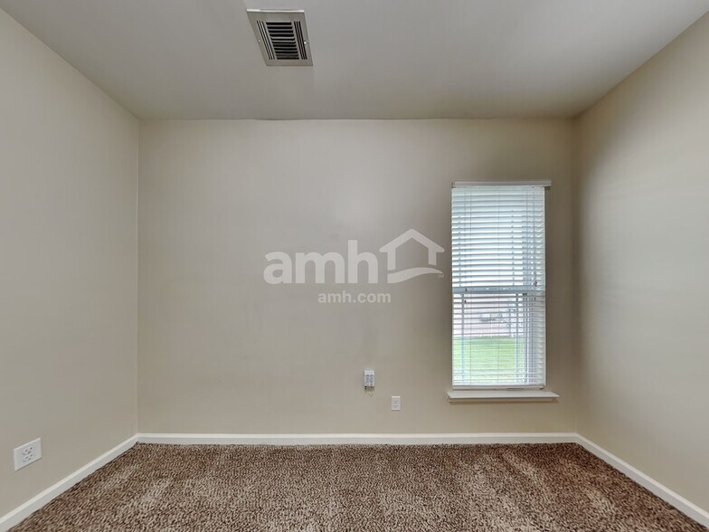 Building Photo - 172 Lakepointe Dr