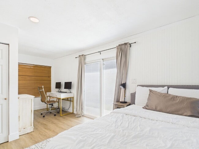 Building Photo - Fully furnished with a pool - MOVE IN SPECIAL $500 OFF
